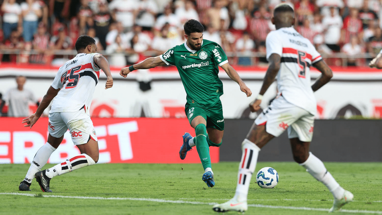 Flaco López chuta para marcar o segundo gol do Palmeiras sobre o São Paulo