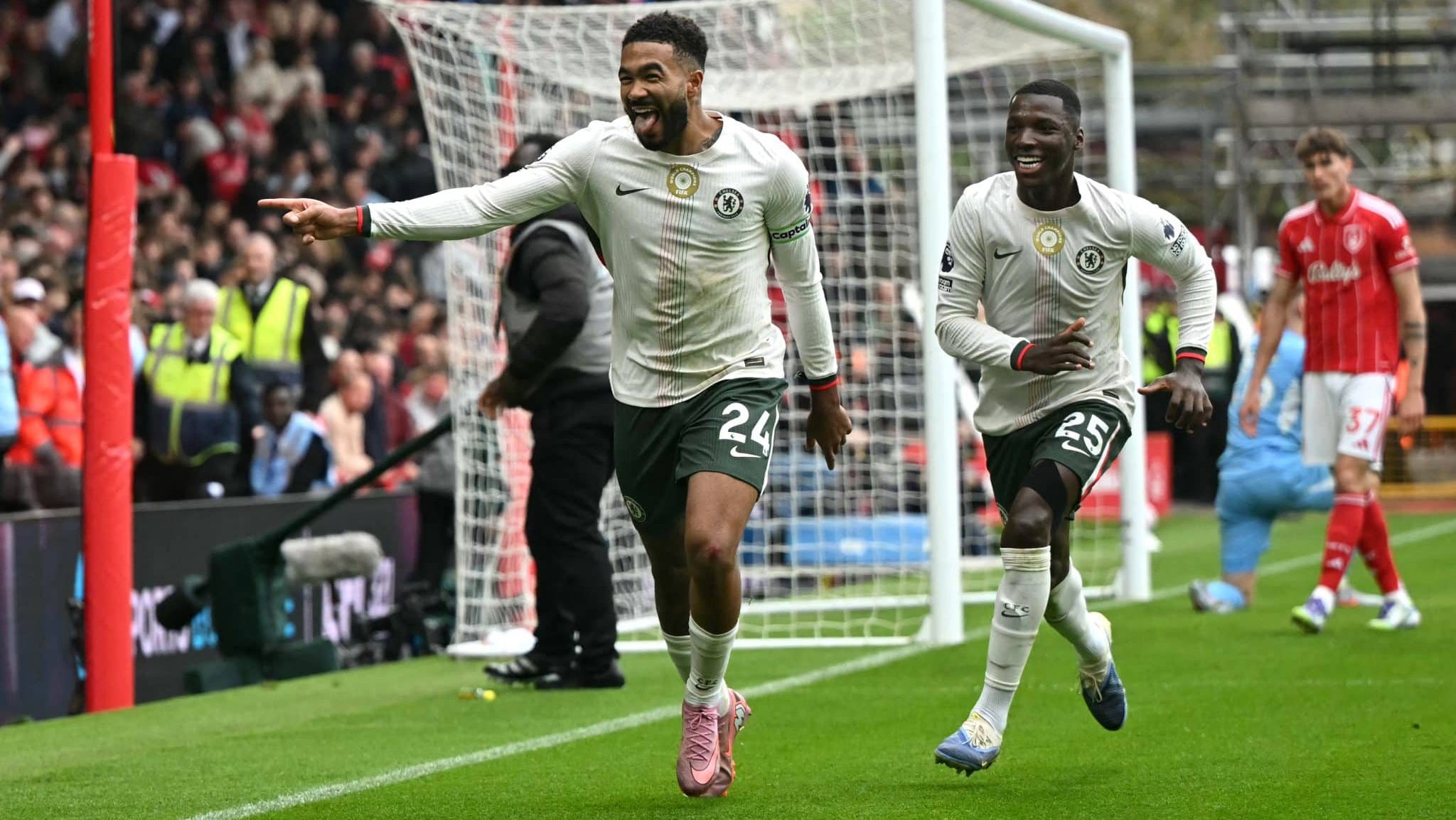 Reece James comemora