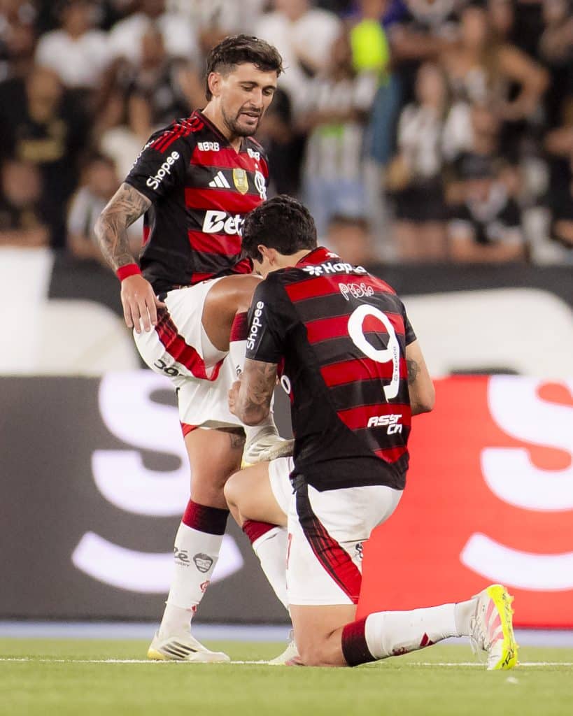 Arrascaeta e Pedro comemorando gol do Flamengo contra o Botafogo