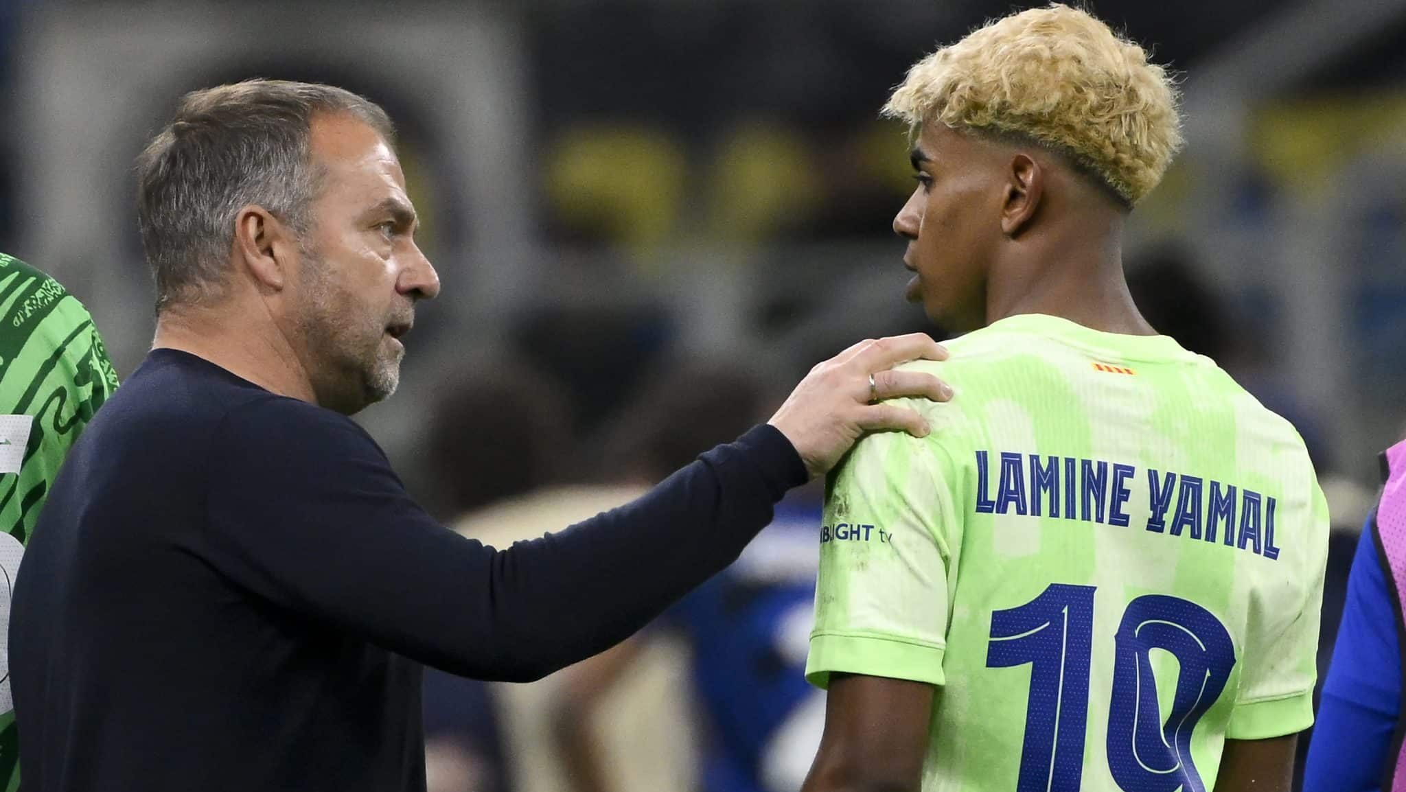 Hansi Flick, treinador do Barcelona, conversando com Lamine Yamal
