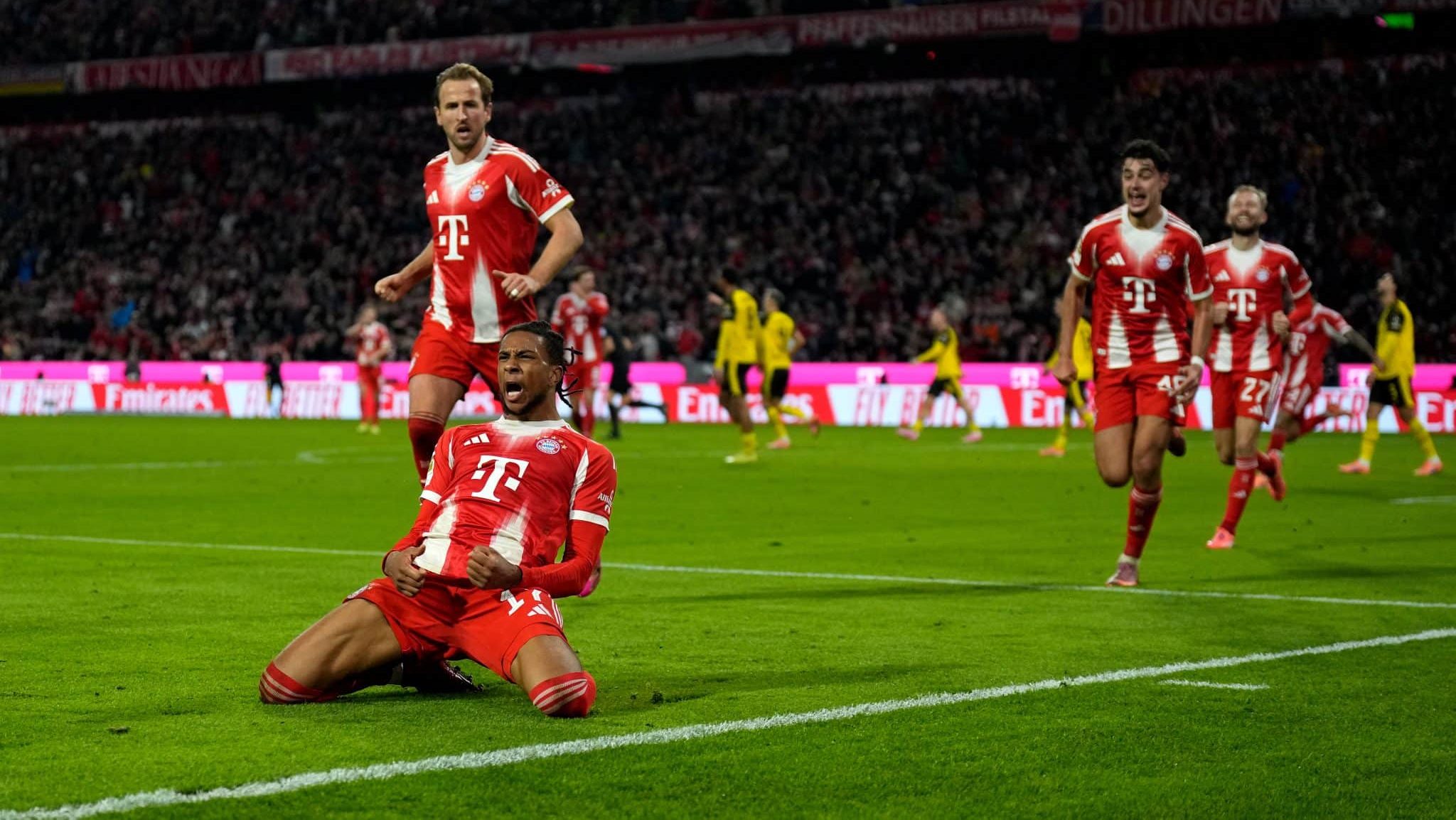 Olise comemorando um dos gols da vitória do Bayern de Munique sobre o Borussia Dortmund