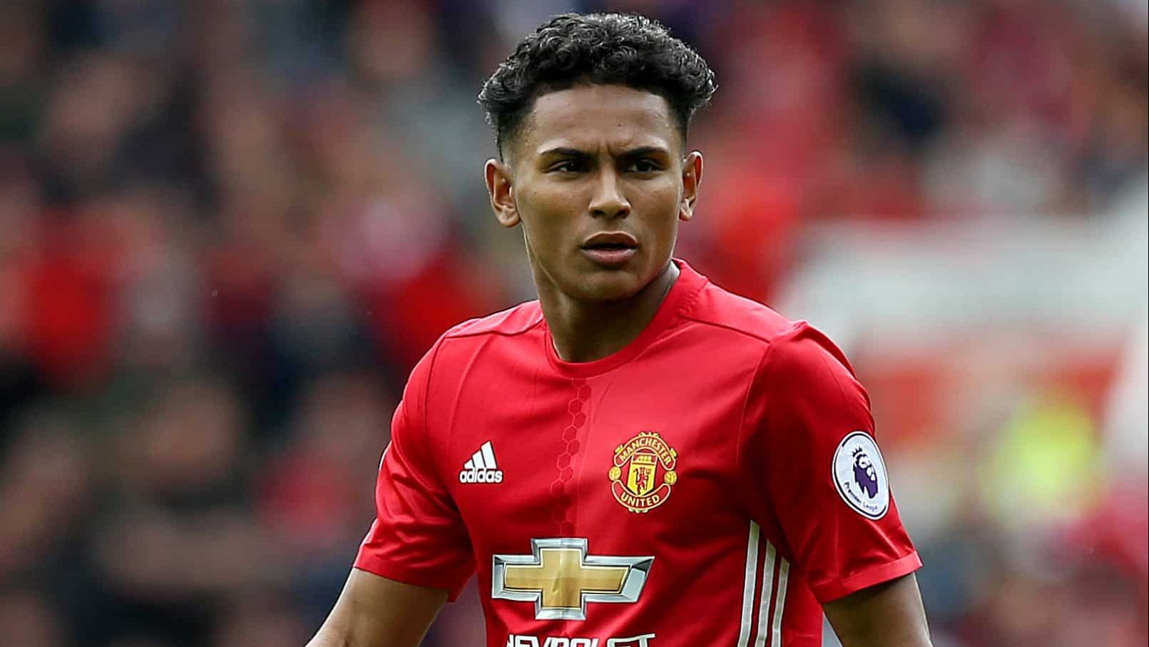 Demetri Mitchell em ação pelo Manchester United