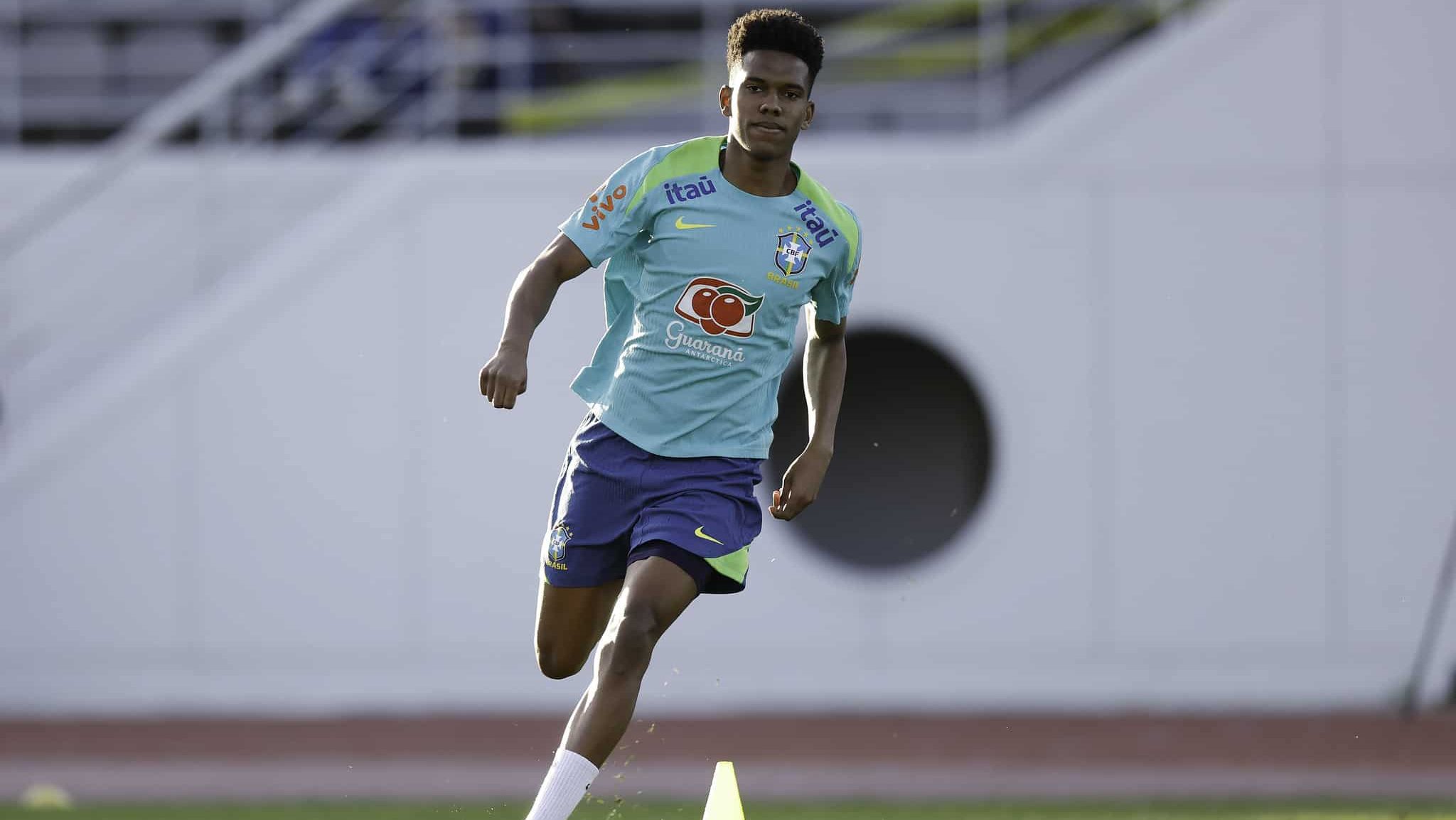 Estêvão em treinamento pela seleção brasileira