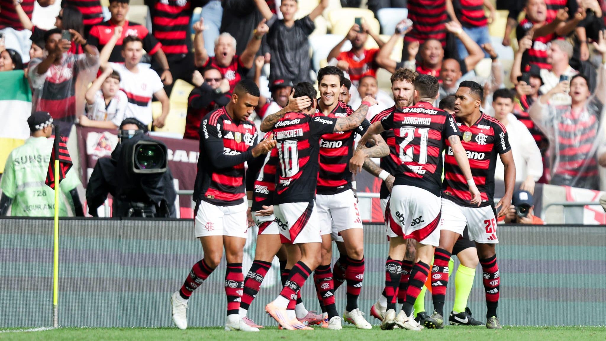 Jogadores do Flamengo comemorando gol contra o Palmeiras