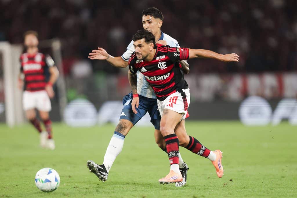 Arrascaeta disputa bola durante Flamengo 1 x 0 Racing