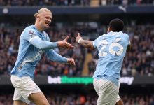 Haaland comemorando um dos seus dois gols sobre o Everton ao lado de Savinho - Foto: Carl Recine/Getty Images