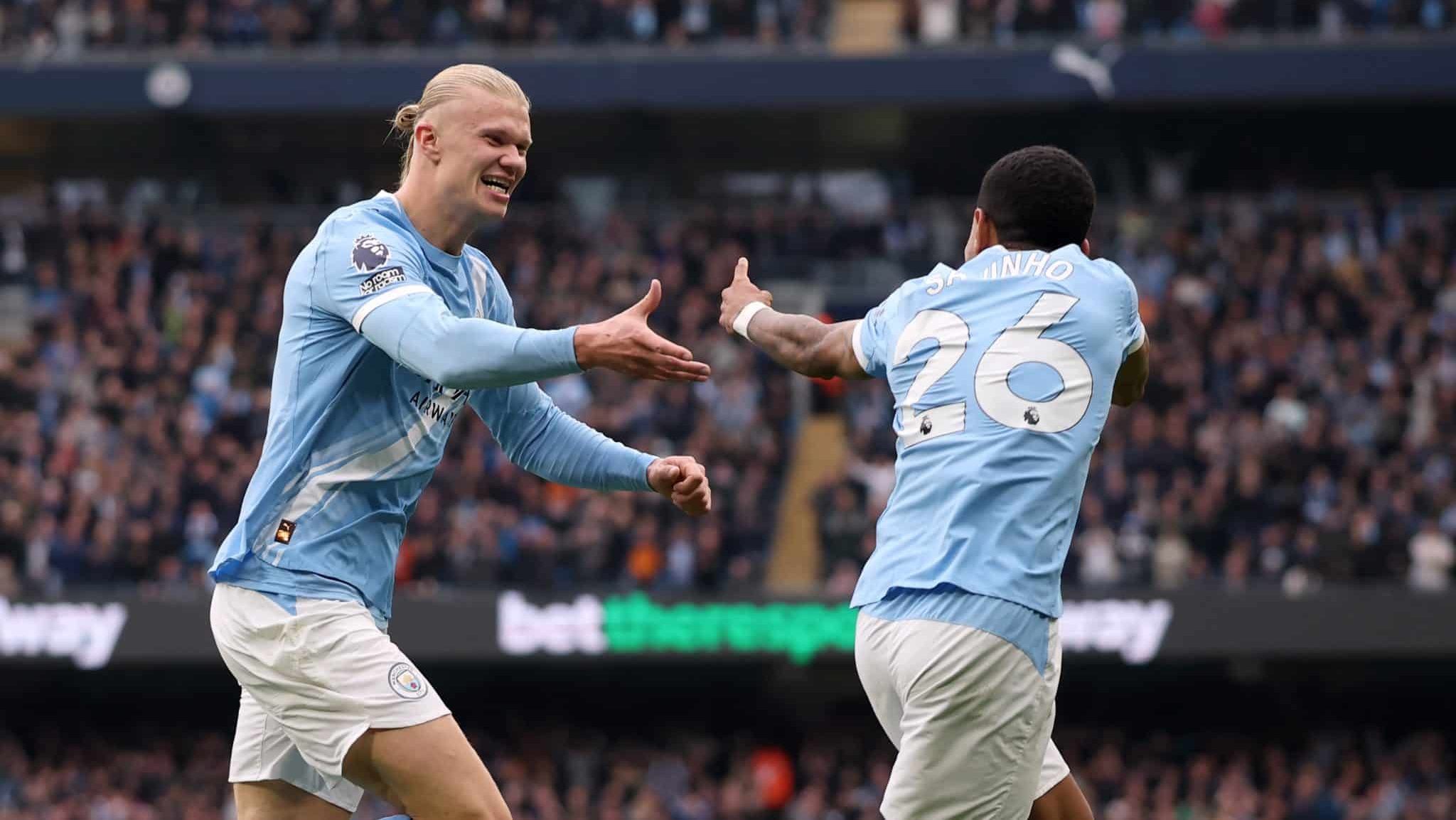 Haaland comemorando um dos seus dois gols sobre o Everton ao lado de Savinho - Foto: Carl Recine/Getty Images