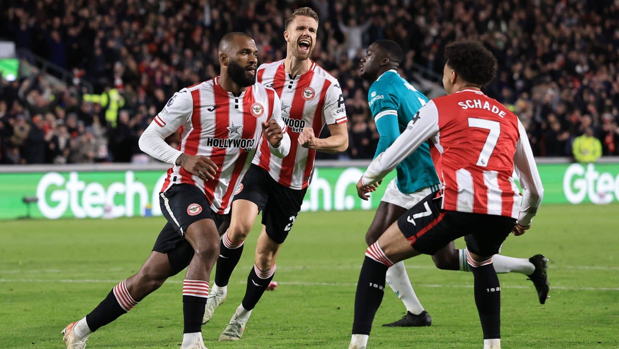 Igor Thiago comemorando gol do Brentford contra o Liverpool