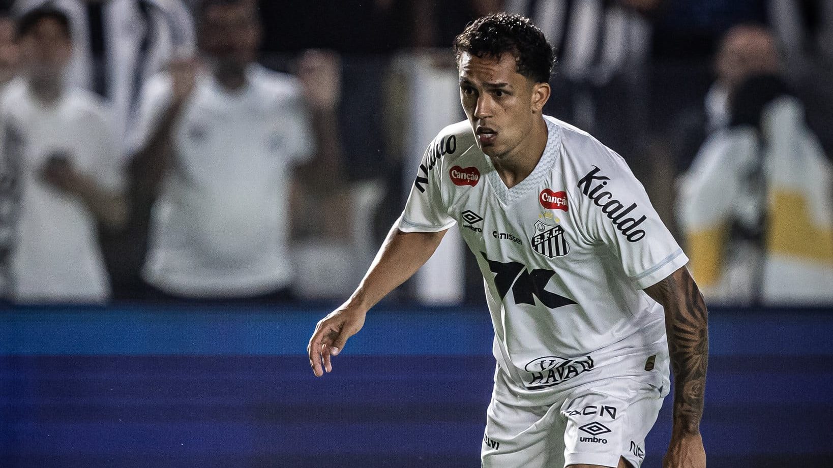 Igor Vinicius em ação pelo Santos