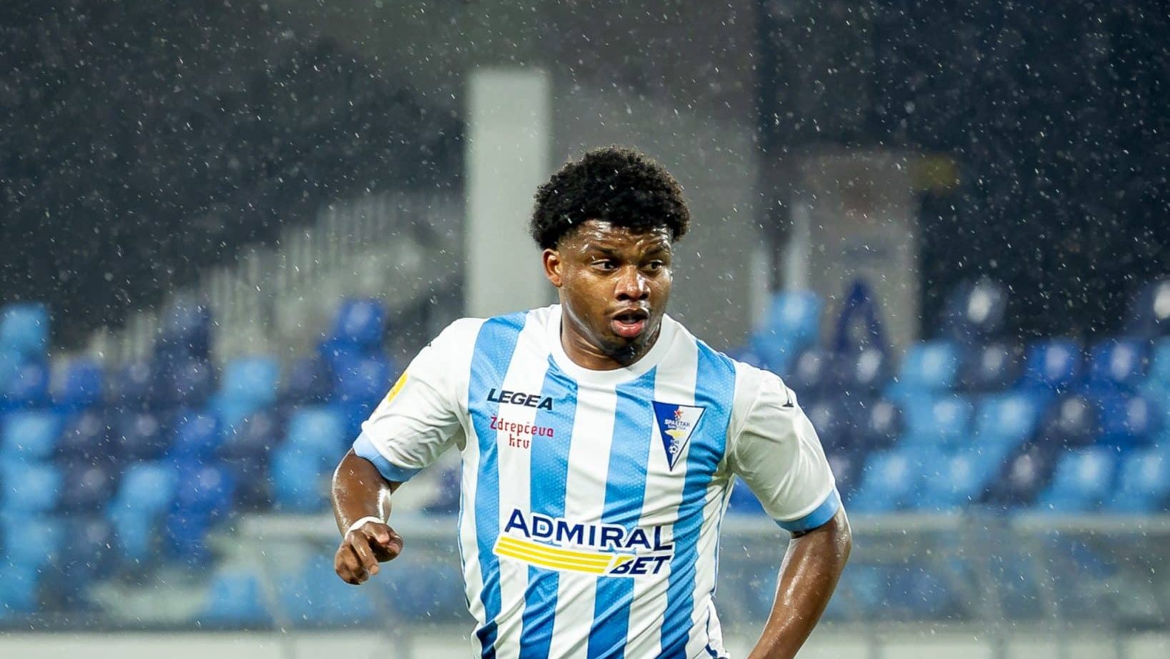 Lincoln atuando no futebol sérvio