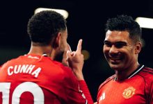 Matheus Cunha e Casemiro comemorando gol na vitória do United contra o Brighton