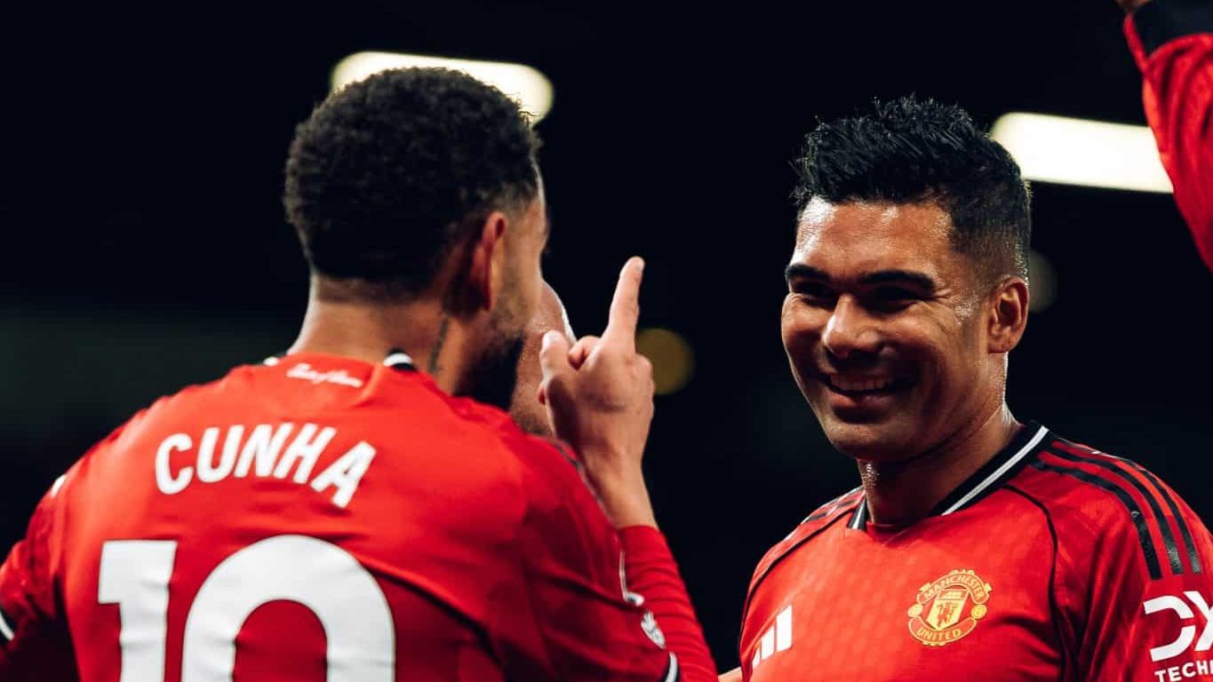 Matheus Cunha e Casemiro comemorando gol na vitória do United contra o Brighton