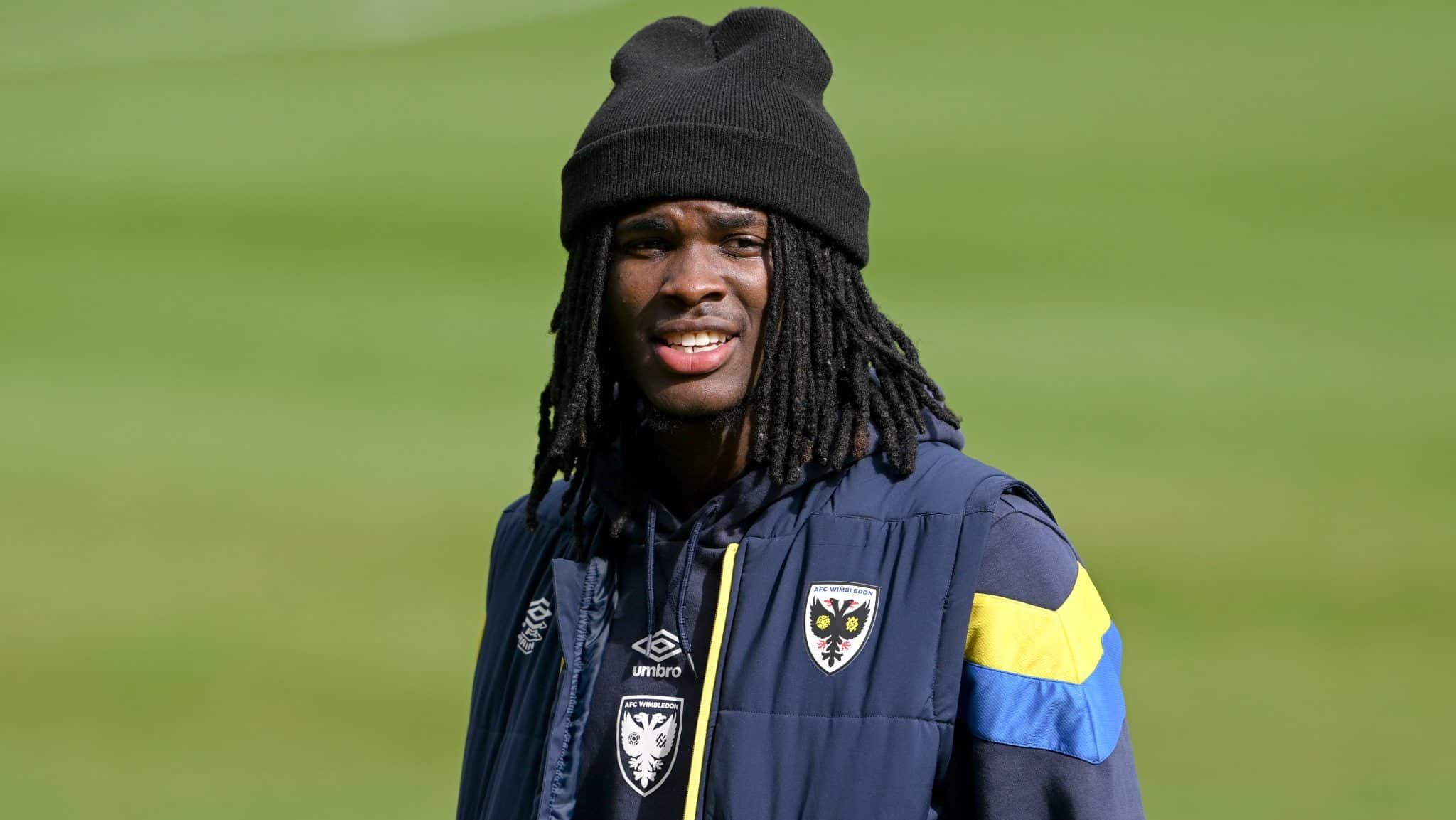 Osman Foyo, atacante do AFC Wimbledon, foi suspenso após cometer 252 infrações de apostas da FA