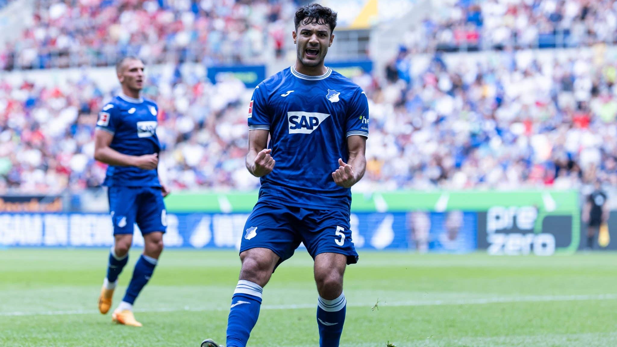 Ozan Kabak comemorando gol pelo Hoffenheim