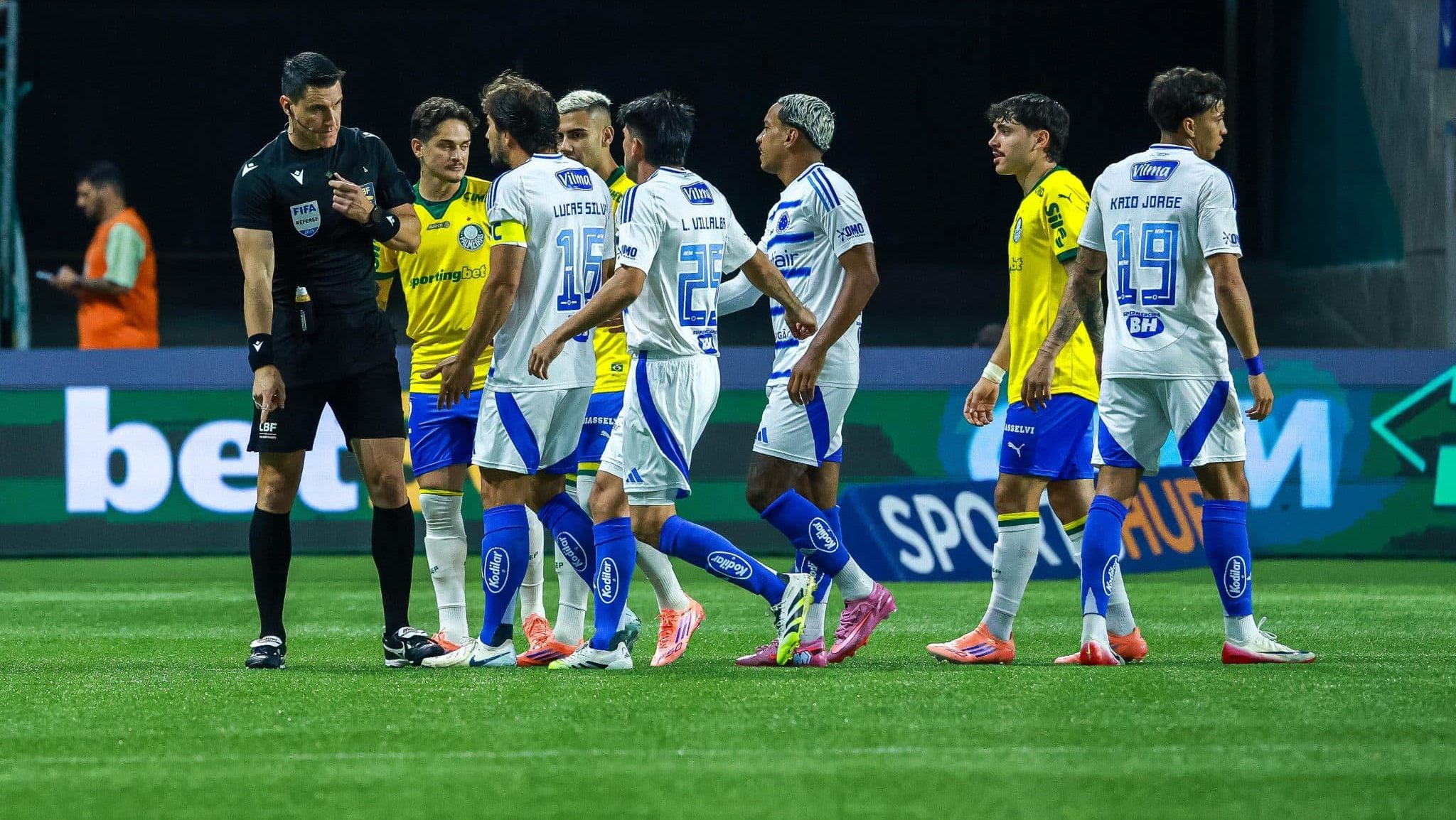 O árbitro Rafael Klein foi pivô de polêmica em Palmeiras x Cruzeiro