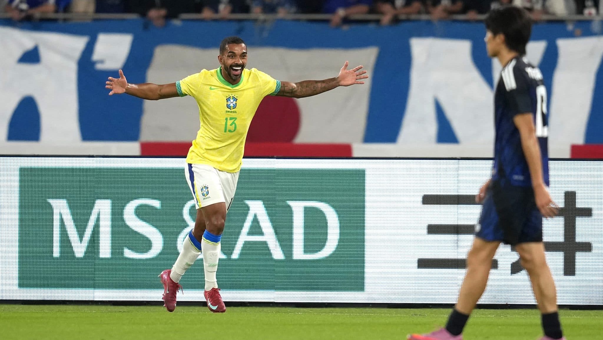 Paulo Henrique comemorando gol pela Seleção contra o Japão