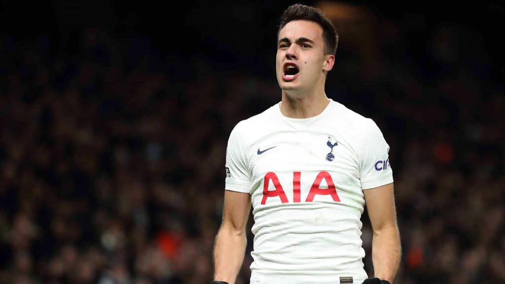 Reguilón em ação pelo Tottenham