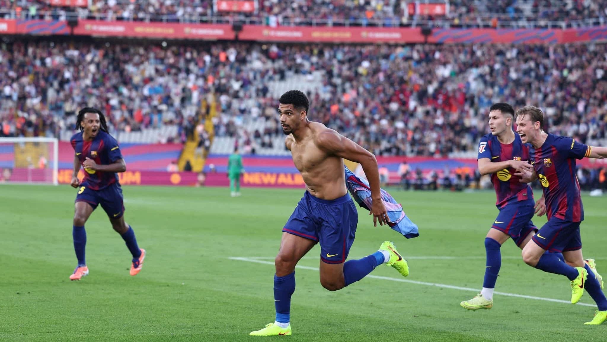 Ronald Araujo comemorando gol da vitória do Barcelona