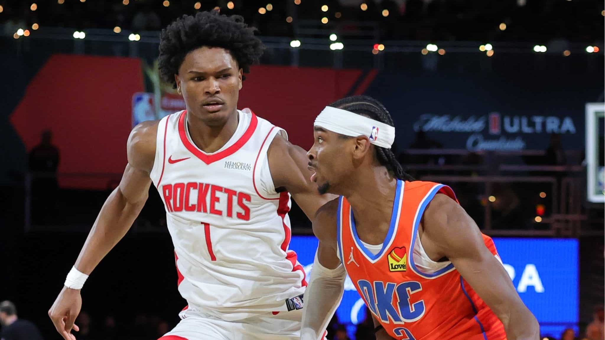 Shai Gilgeous-Alexander e Amen Thompson em partida entre OKC Thunder x Houston Rockets