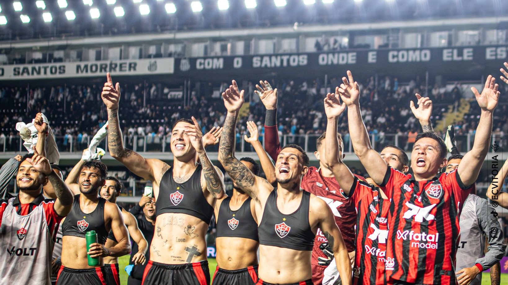 Jogadores do Vitória comemorando a vitória contra o Santos