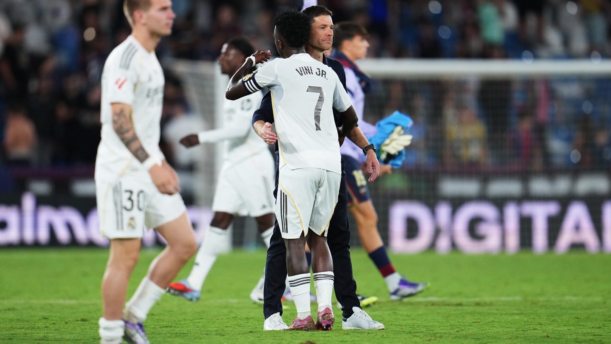 Xabi Alonso e Vinicius Júnior