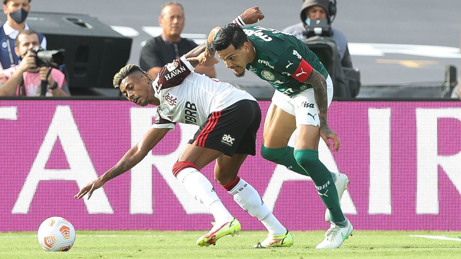 O jogador Gustavo Gómez, da SE Palmeiras, disputa bola com o jogador Bruno Henrique, do CR Flamengo, durante partida final, da Copa Libertadores, no Estádio Centenário. (Foto: Cesar Greco)