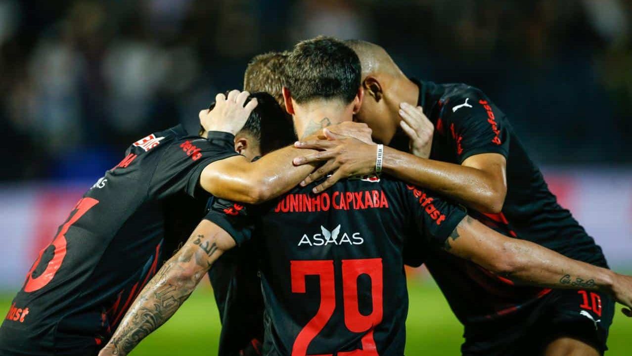 Sasha comemorando gol