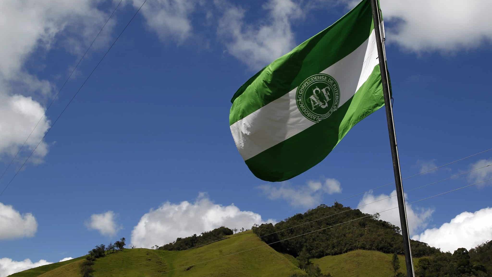 Bandeira da Chapecoense no local onde o avião caiu, na Colômbia