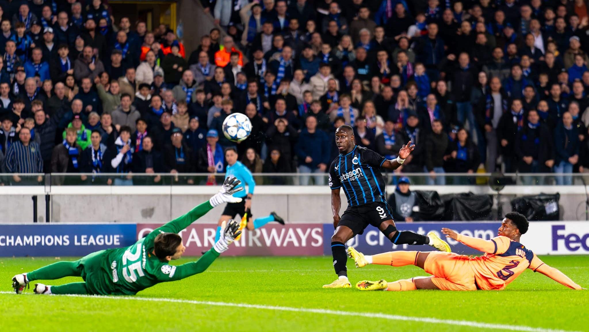 Gol de Carlos Forbs, do Club Brugge, contra o Barcelona