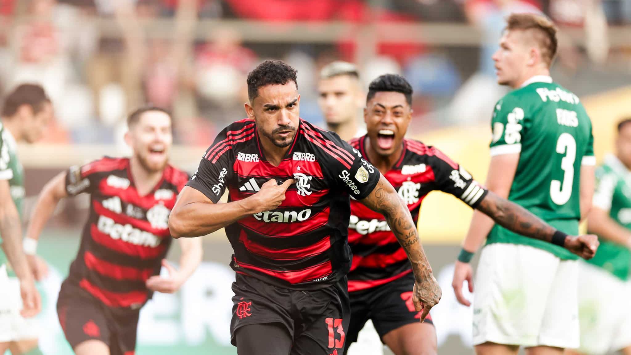 Danilo comemora o gol do título da Libertadores do Flamengo