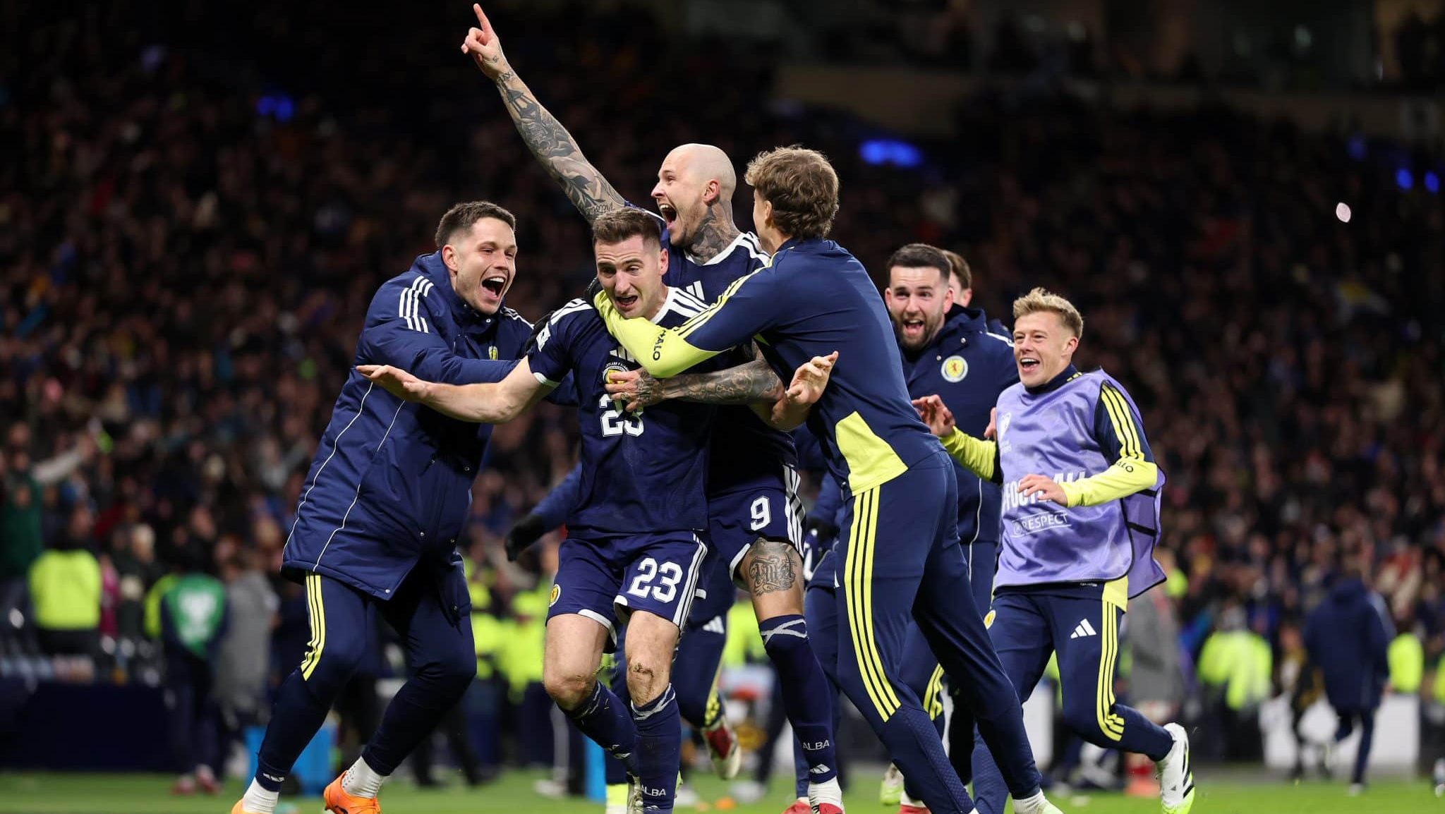 Jogadores da Escócia comemoram gol