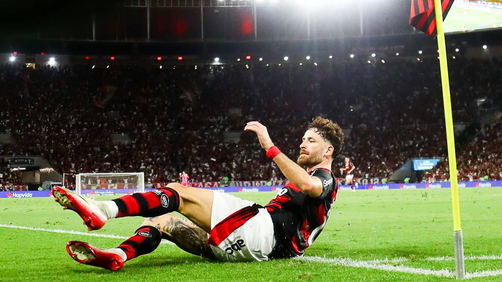 Léo Pereira comemora gol do Flamengo sobre o Santos
