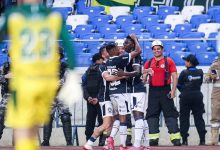 João Pedro comemora um dos gols sobre o Goiás