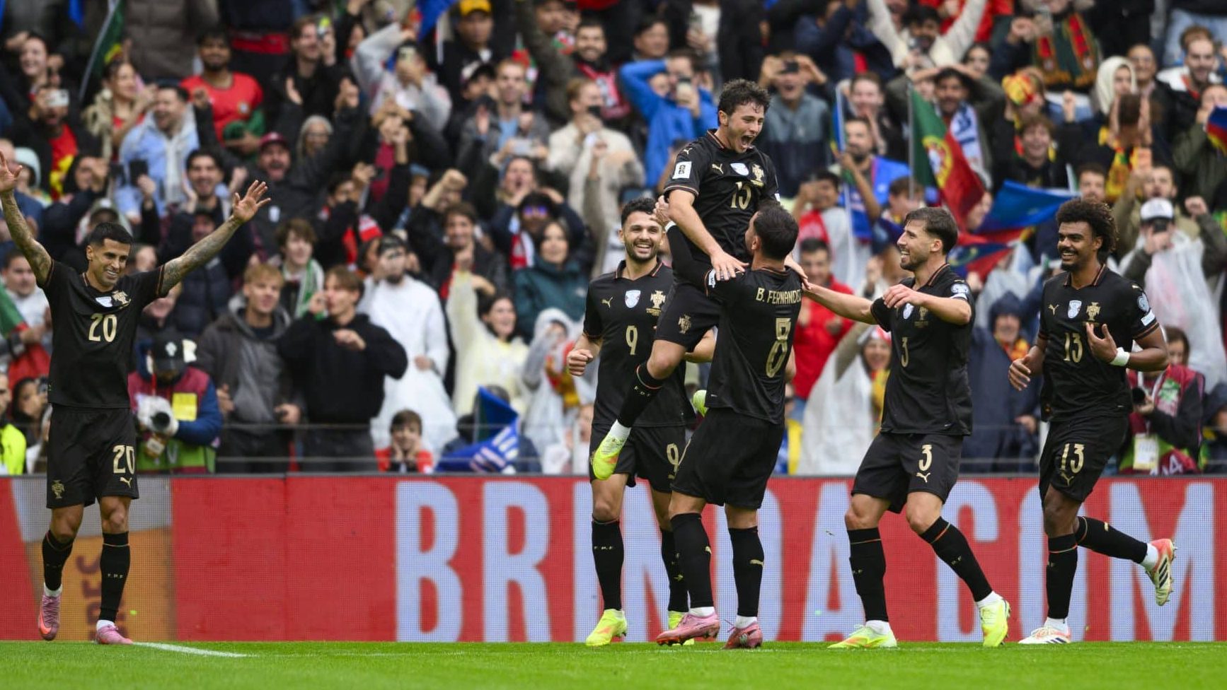 Jogadores de Portugal comemoram gol sobre a Armênia