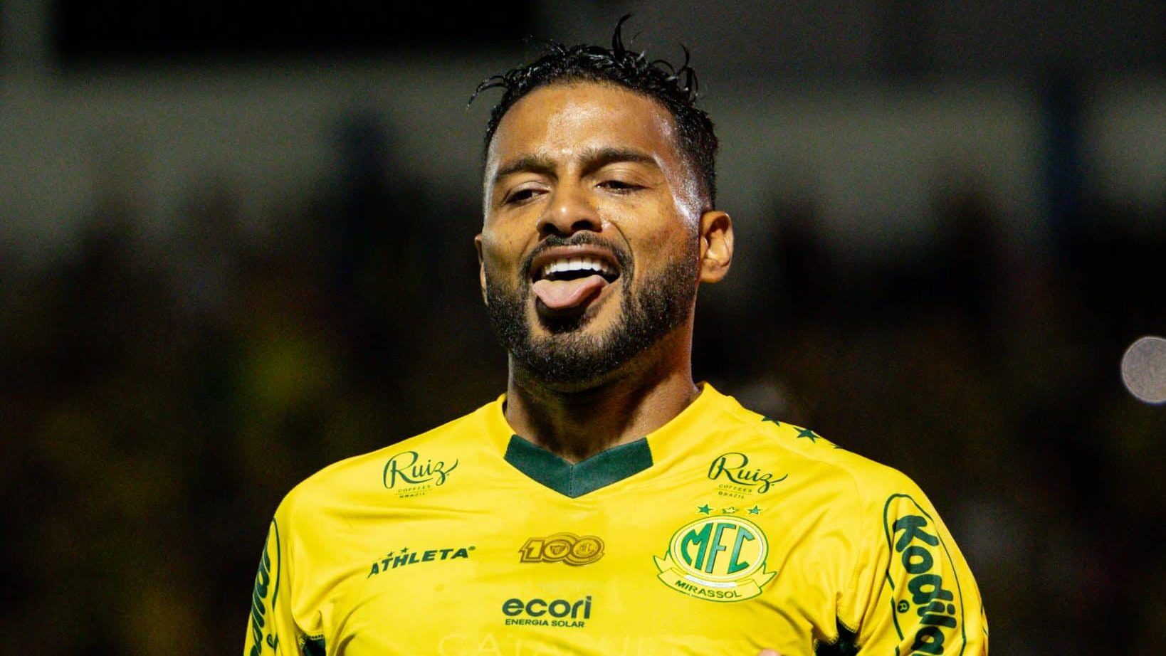 Reinaldo comemorando gol pelo Mirassol