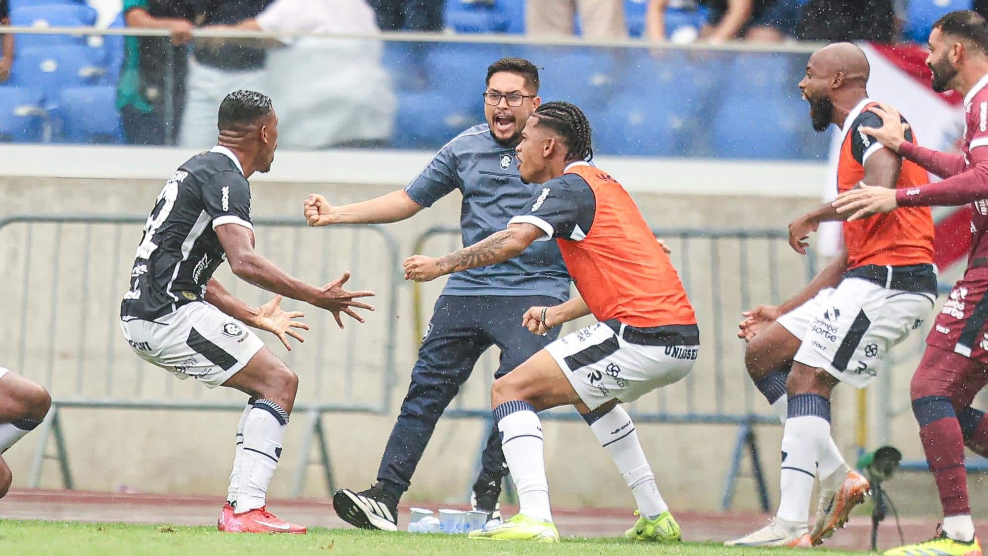 Pedro Rocha comemora gol