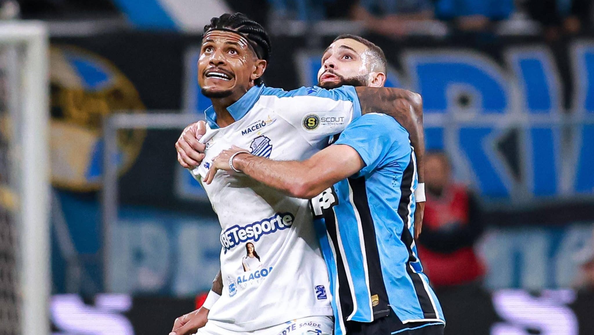 Tiago Marques em ação pelo CSA contra o Grêmio