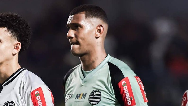 Adriel em campo pelo Athletic