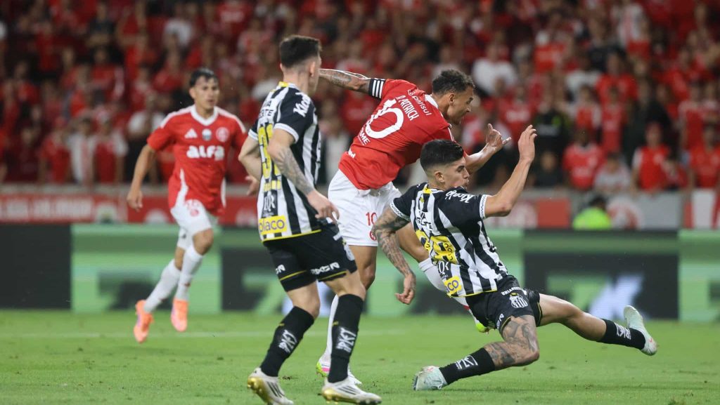 Alan Patrick no momento do gol contra o Santos