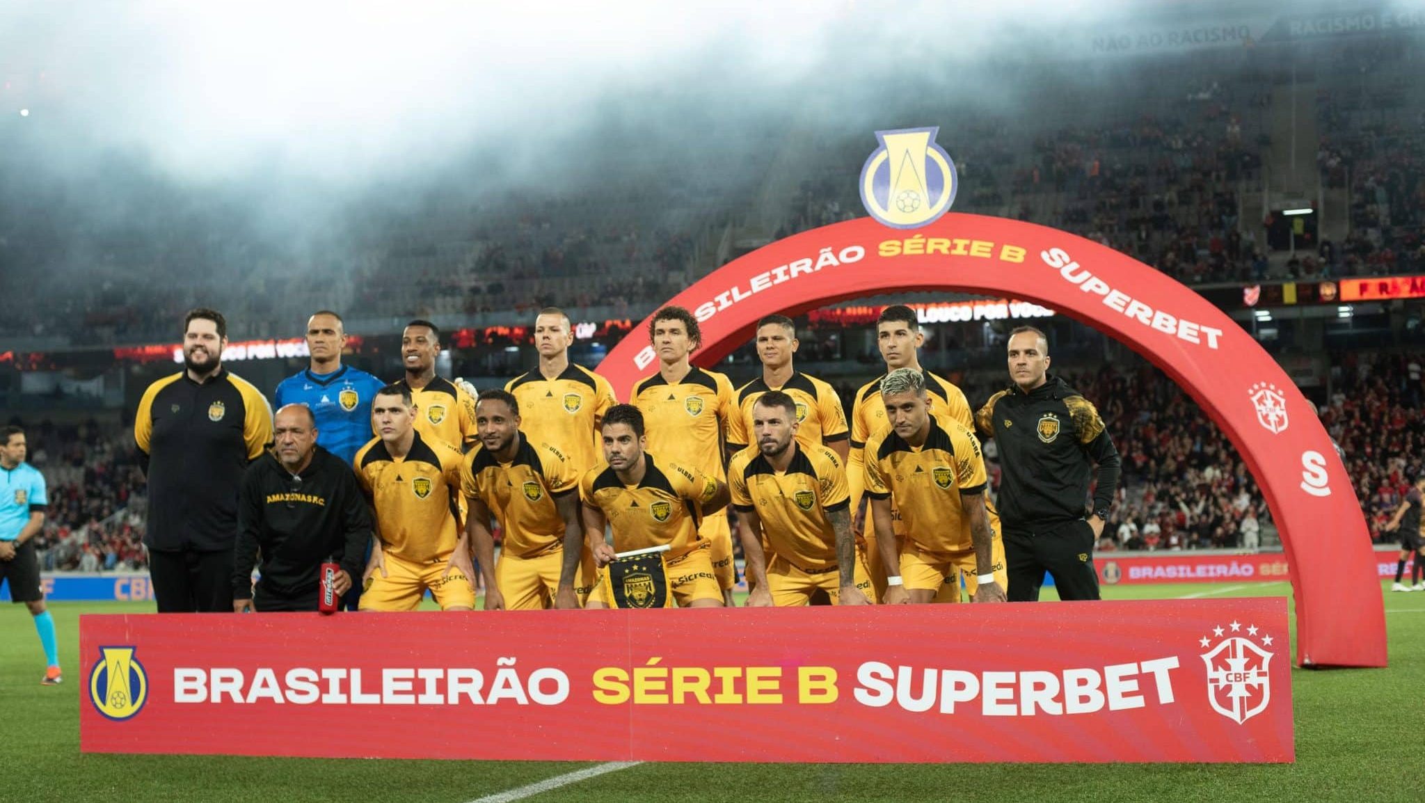 Time do Amazonas perfilado em campo