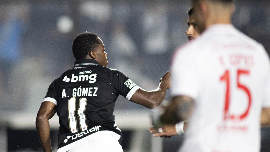 Andrés Gómez comemora gol contra o Internacional