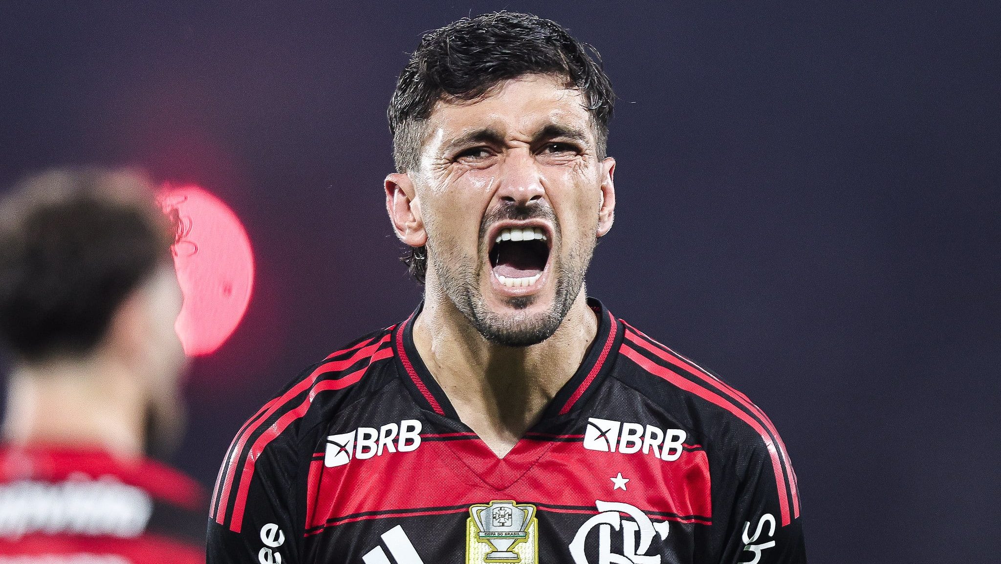 Arrascaeta comemorando gol pelo Flamengo na campanha do título brasileiro de 2025