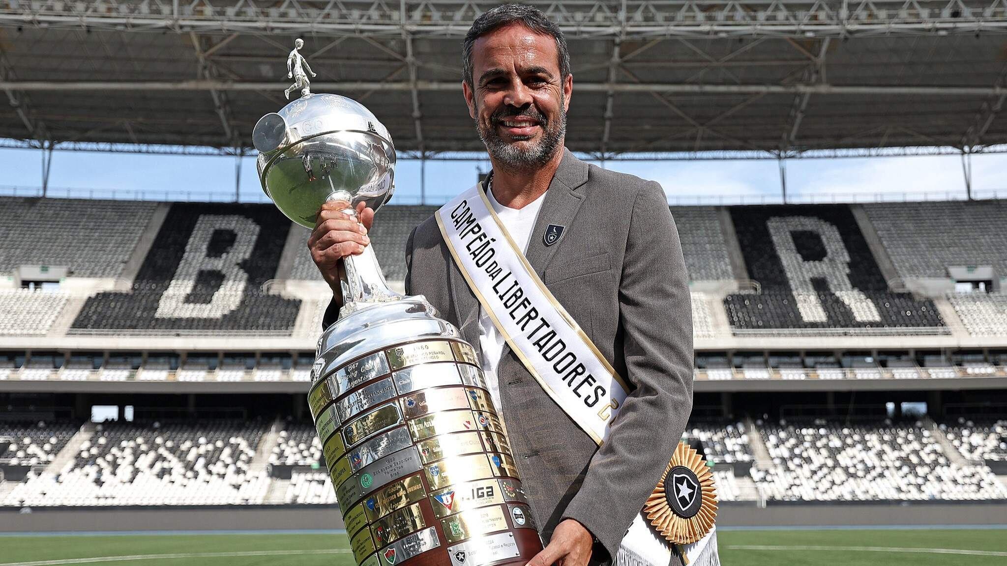 Artur Jorge com a taça da Libertadores
