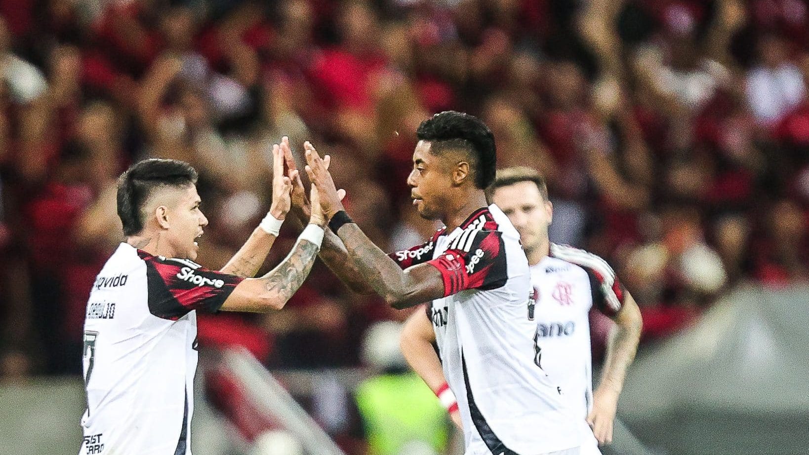 Bruno Henrique e Luiz Araújo pelo Flamengo