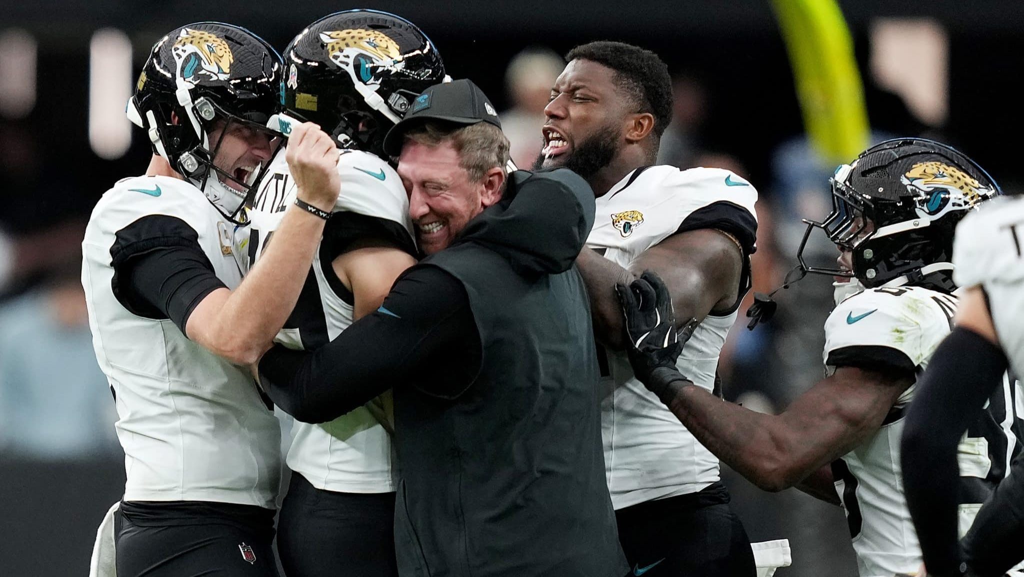 Cam Little comemorando Field Goal mais longo da história da NFL com companheiros de Jaguars