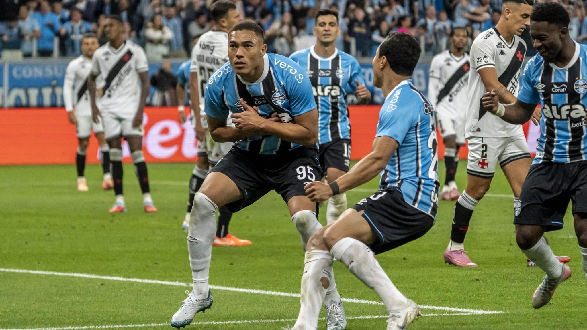 Carlos Vinicius na comemoração do gol do Grêmio contra o Vasco