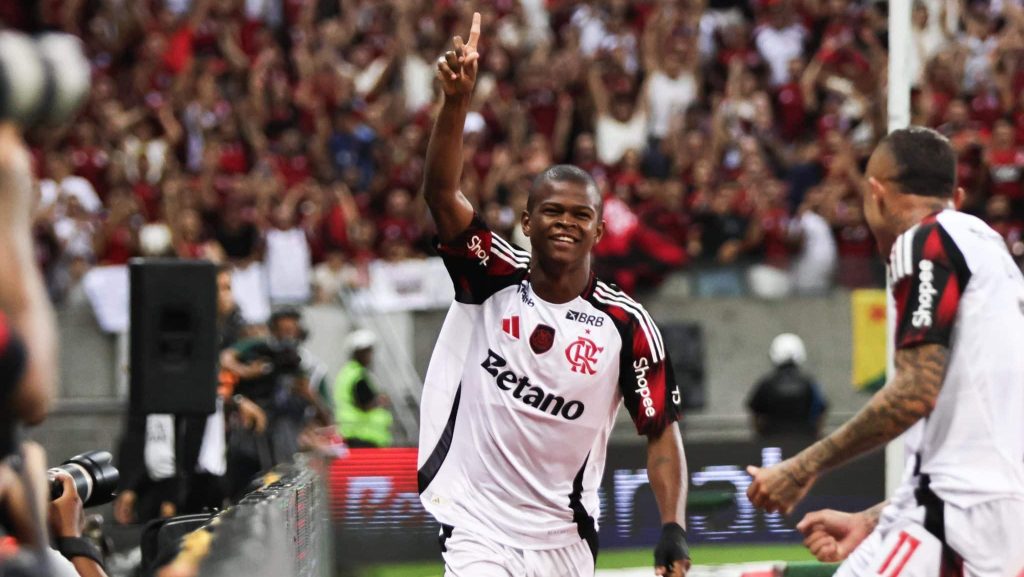 Douglas Telles em seu primeiro gol pelo profissional