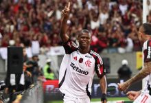 Douglas Telles em seu primeiro gol pelo profissional