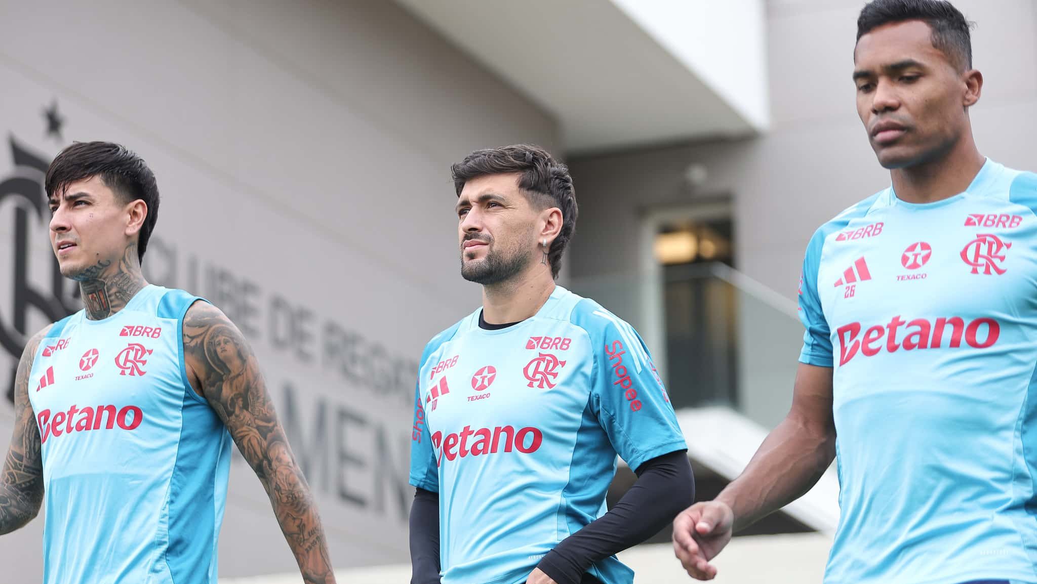 Pulgar, Arrascaeta e Alex Sandro, do Flamengo