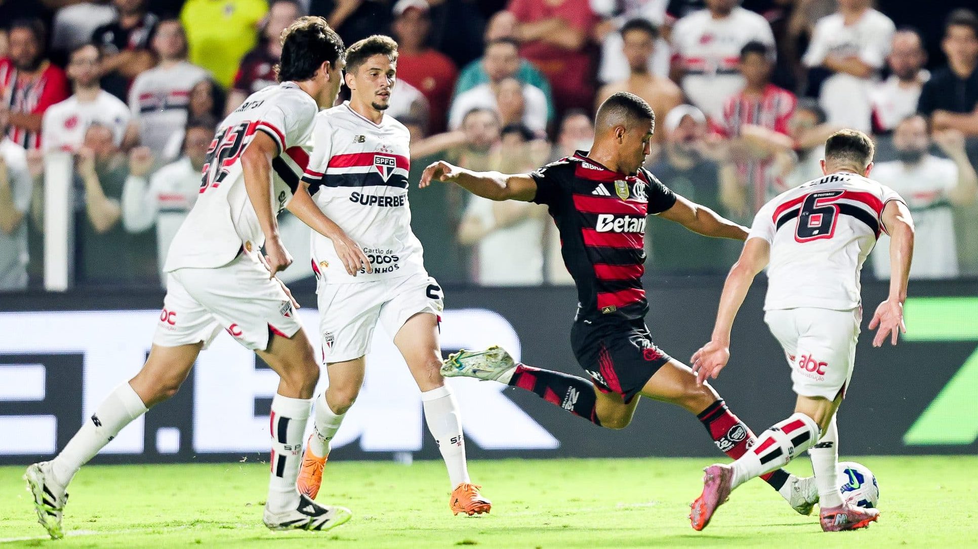 Samuel Lino jogando pelo Flamengo